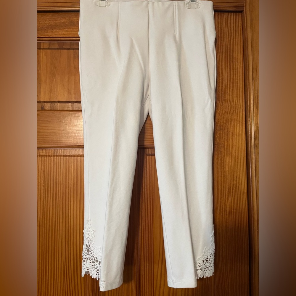 Peter Nygard White Capris with Lace Trim